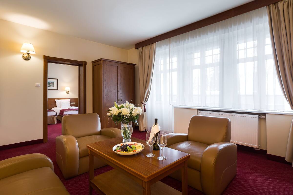 classic double or twin room | in-room dining