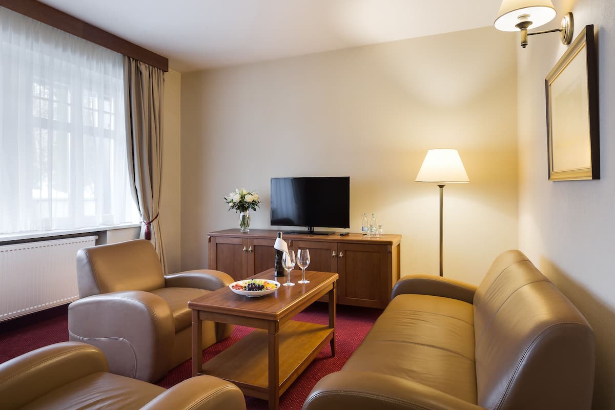 classic double or twin room | hypo-allergenic bedding, in-room safe, desk, blackout curtains