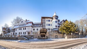 A large, historic hotel with a prominent tower, a covered entrance, and a traditional European architectural style. - Bukowy Park Hotel Medical Spa (Polanica-Zdroj)