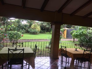 Petit-déjeuner, déjeuner et dîner servis sur place, vue sur la piscine