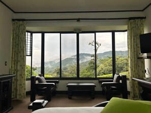 Mountain Suite, 1 King Bed | 고급 침구, 오리/거위털 이불, 객실 내 금고, WiFi