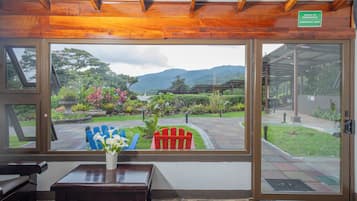 Mountain Suite, 2 Queen Beds | Ropa de cama de alta calidad y edredón