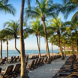 Plage, sable blanc, cabines gratuites, chaises longues