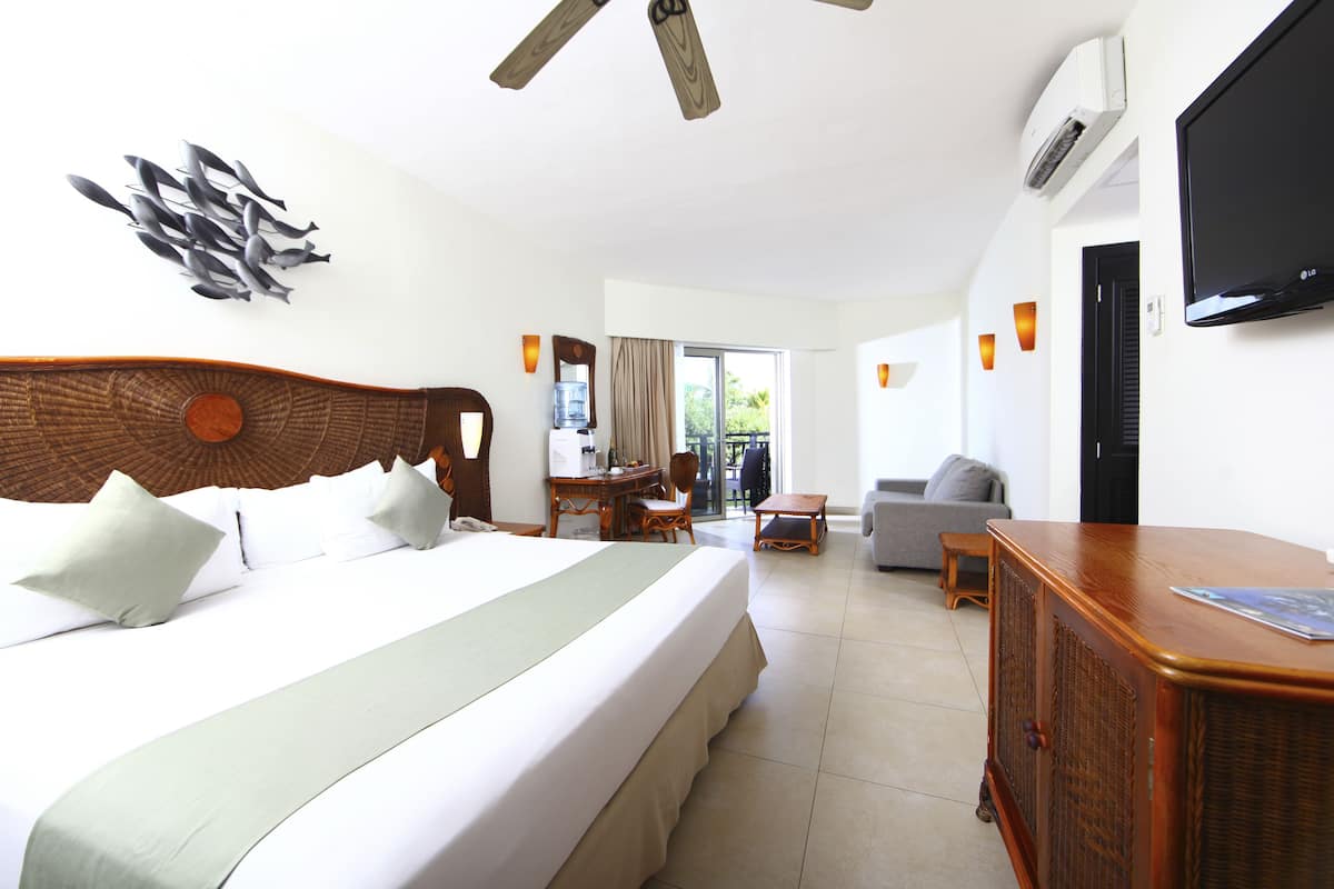 1 kamar tidur, minibar gratis, brankas, dan meja kerja