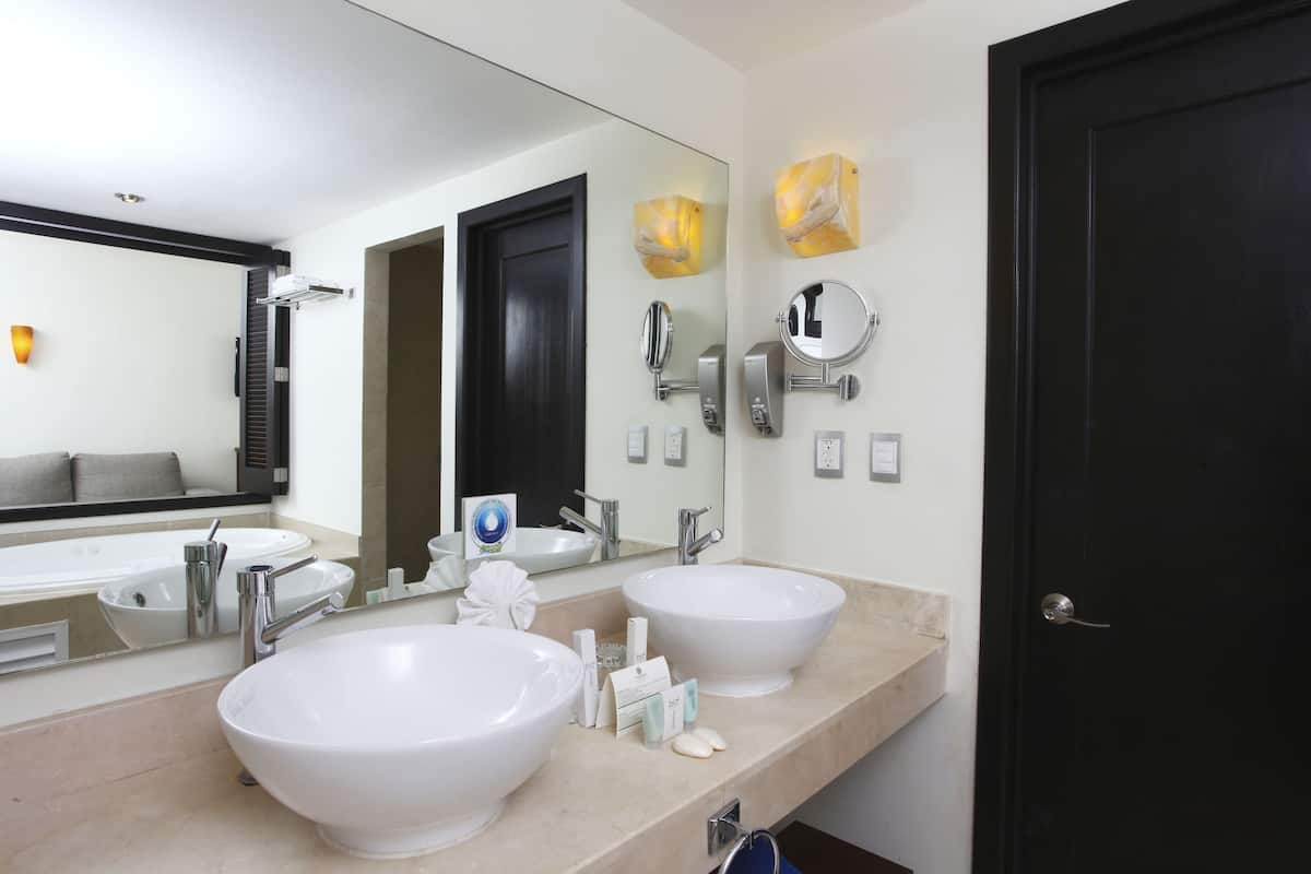 Shower, free toiletries, hair dryer, bathrobes