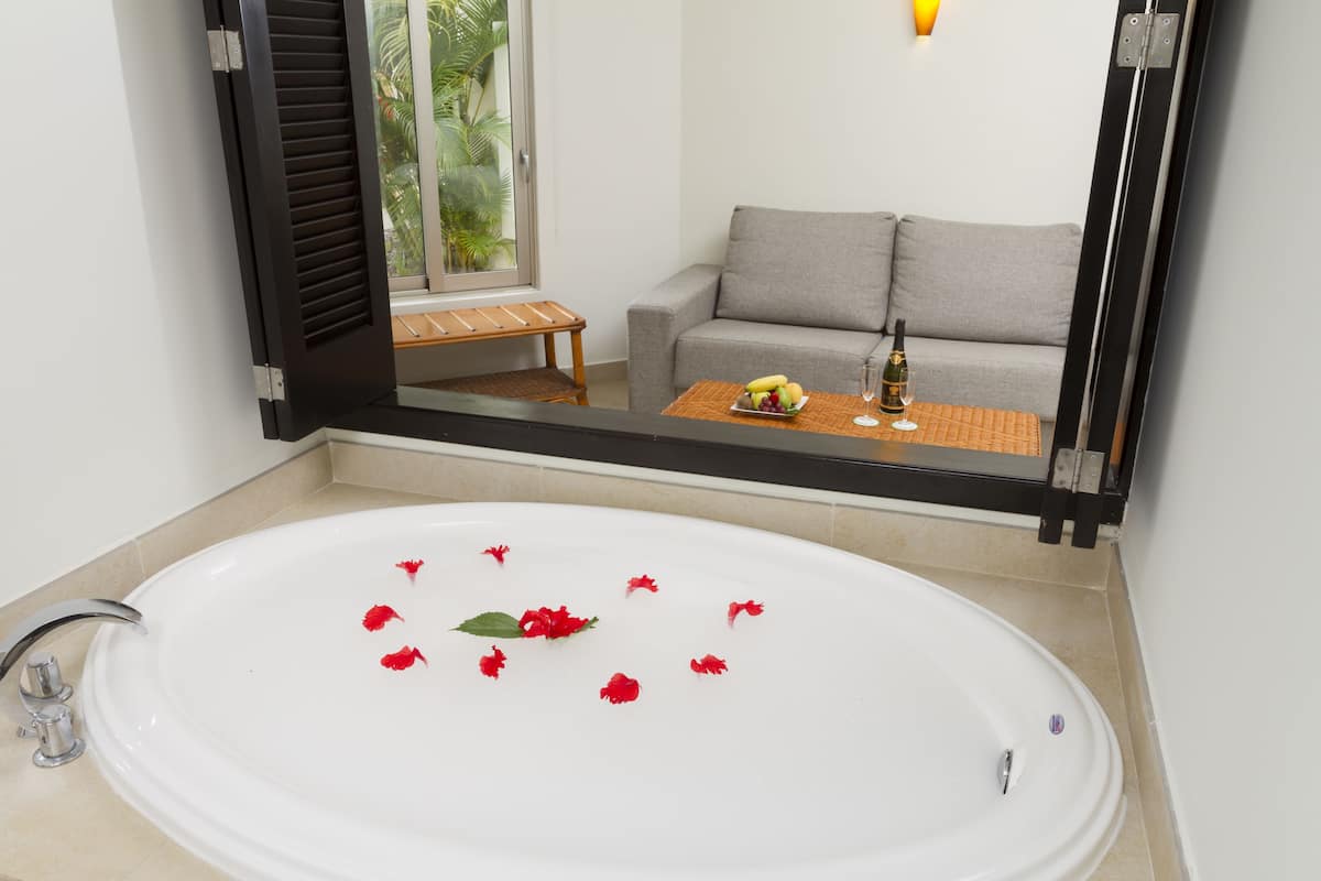 Deluxe Select Club, King Bed with Sofabed and Jetted Tub | Jetted tub