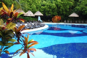 Outdoor pool, pool umbrellas, sun loungers - Select Club at Sandos Caracol All Inclusive - Adults Only Area (Playa del Carmen)