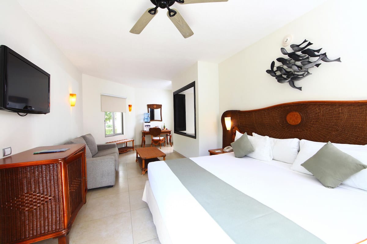 1 kamar tidur, minibar gratis, brankas, dan meja kerja
