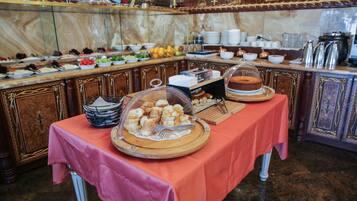 Breakfast (EUR 10 per person)