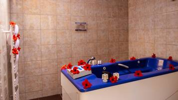 Une salle de bain avec une baignoire, un porte-serviettes et un panneau sur le mur.