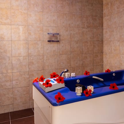 Couples treatment rooms, Turkish bath, body treatments, hydrotherapy