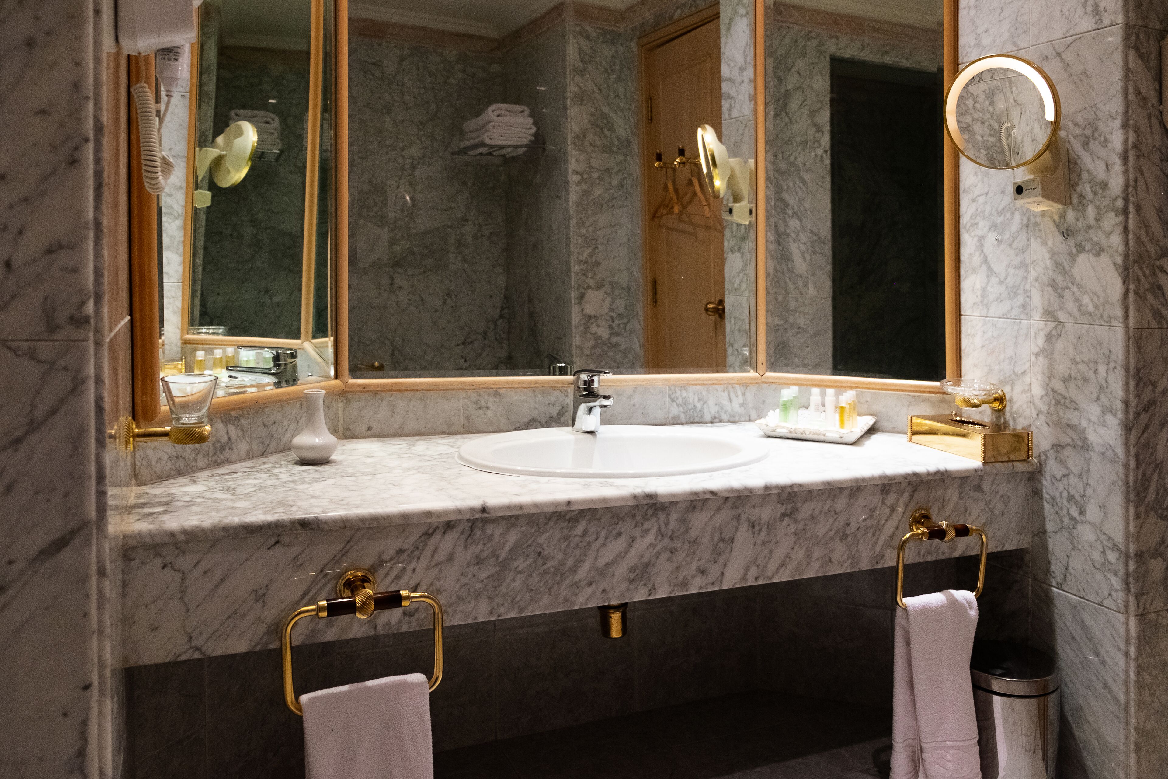 junior suite, pool view | bathroom amenities | combined shower/bathtub, free toiletries, hair dryer, bathrobes