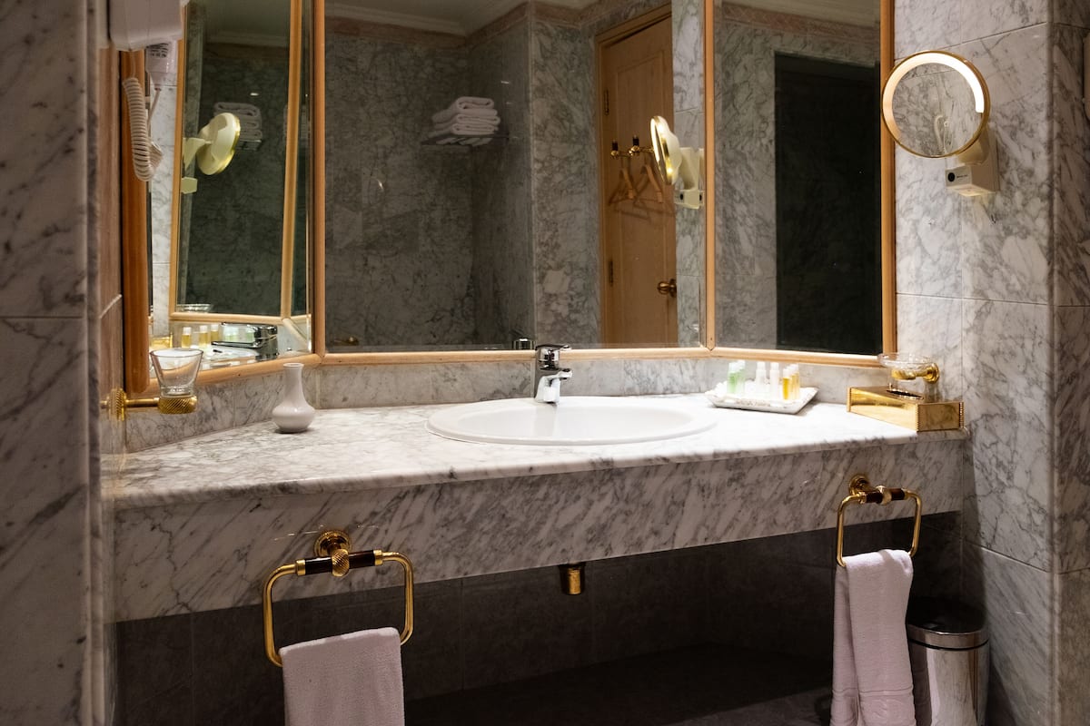 junior suite, pool view | bathroom amenities | combined shower/bathtub, free toiletries, hair dryer, bathrobes