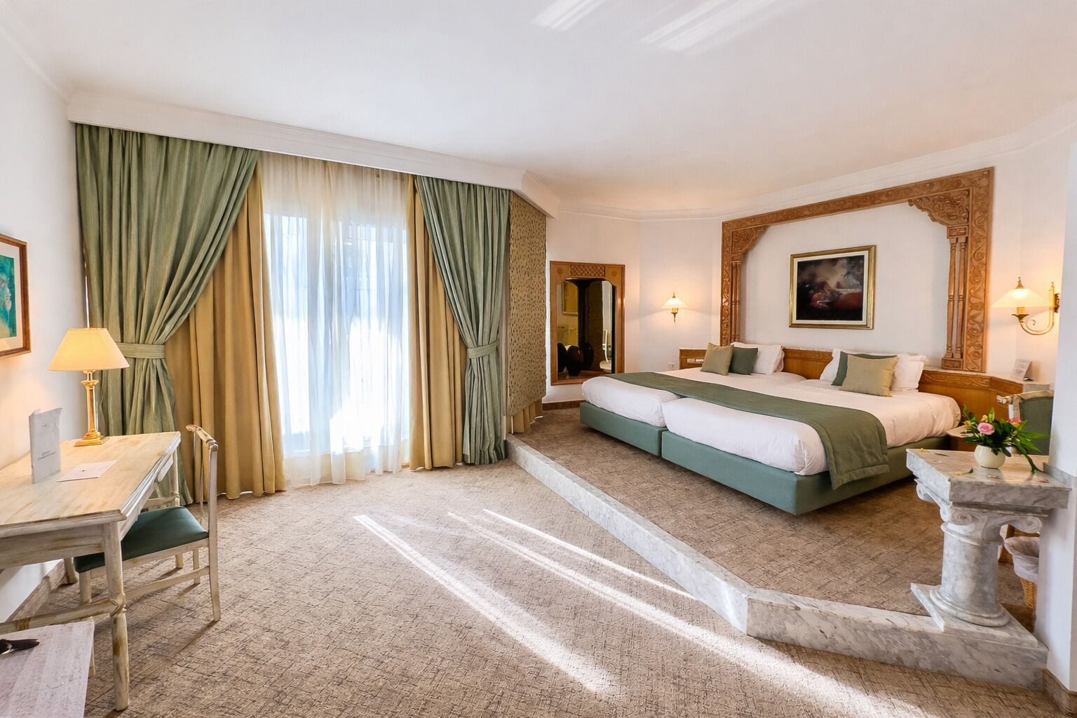 Minibar, coffres-forts dans les chambres, bureau, rideaux occultants