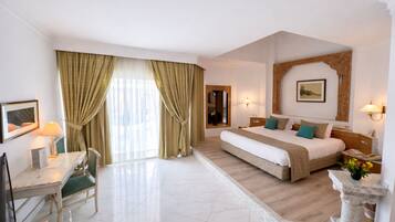 Minibar, caja de seguridad en la habitación y escritorio