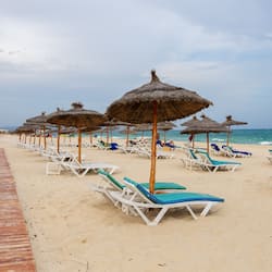 Am Strand, Liegestühle, Sonnenschirme, Strandtücher