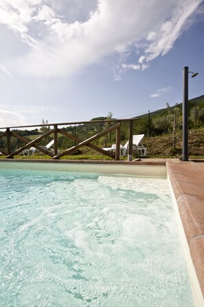 حمام سباحة خارجي