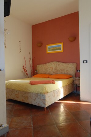 Double Room | Down comforters, individually decorated, blackout drapes, soundproofing - La Dimora Le Fumarole (Ercolano)