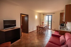 Departamento tradicional, 2 habitaciones, cocina, vista al jardín | Área de sala de estar | Televisión 