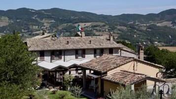 Vista frontal de la propiedad