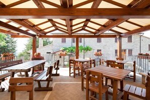 Serviço de café da manhã e jantar, restaurante ao ar livre