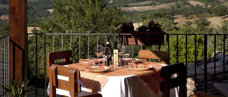 Breakfast and dinner served, alfresco dining