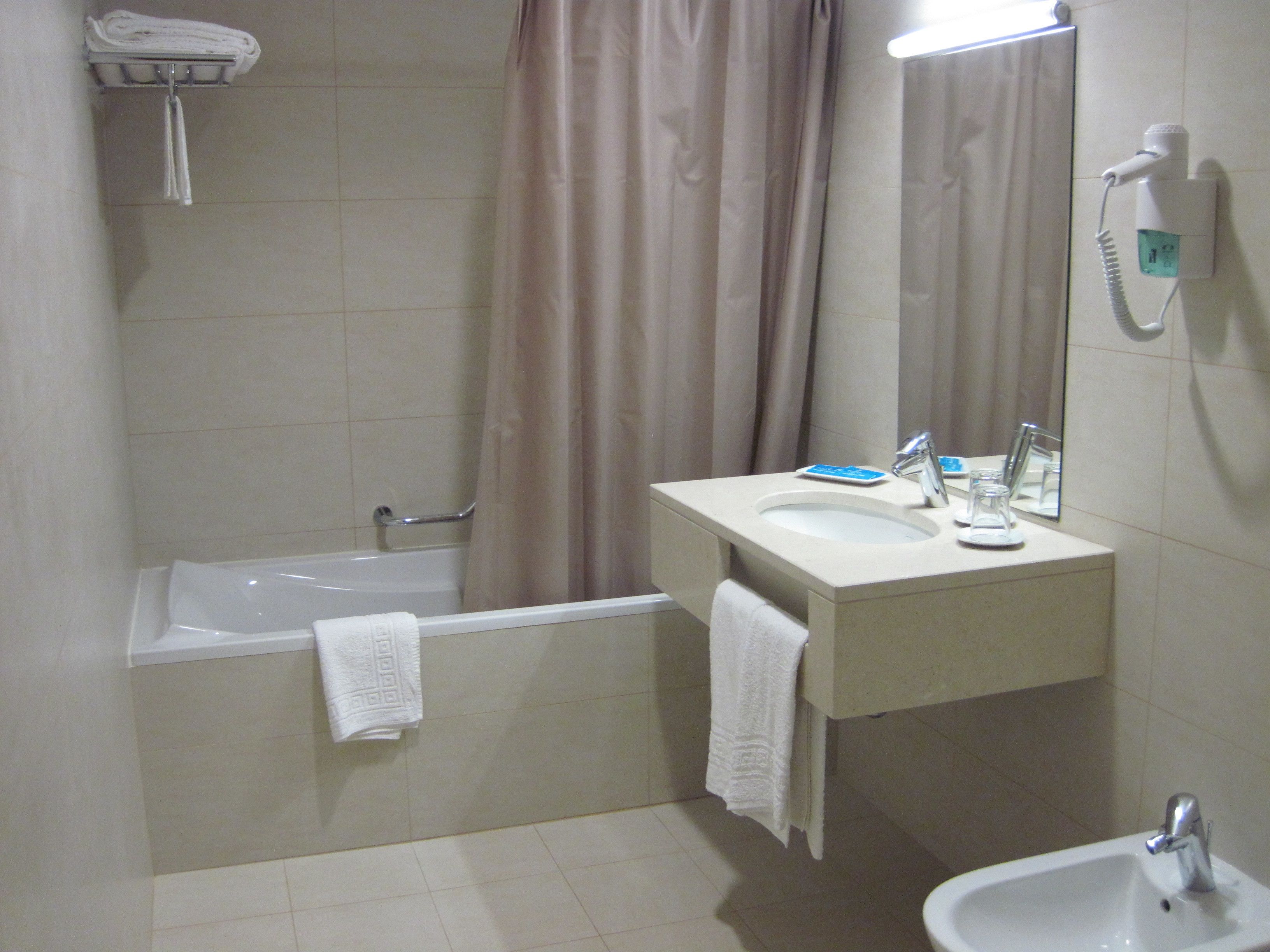 comfort double room | bathroom | bathtub, rainfall showerhead, hair dryer, bathrobes