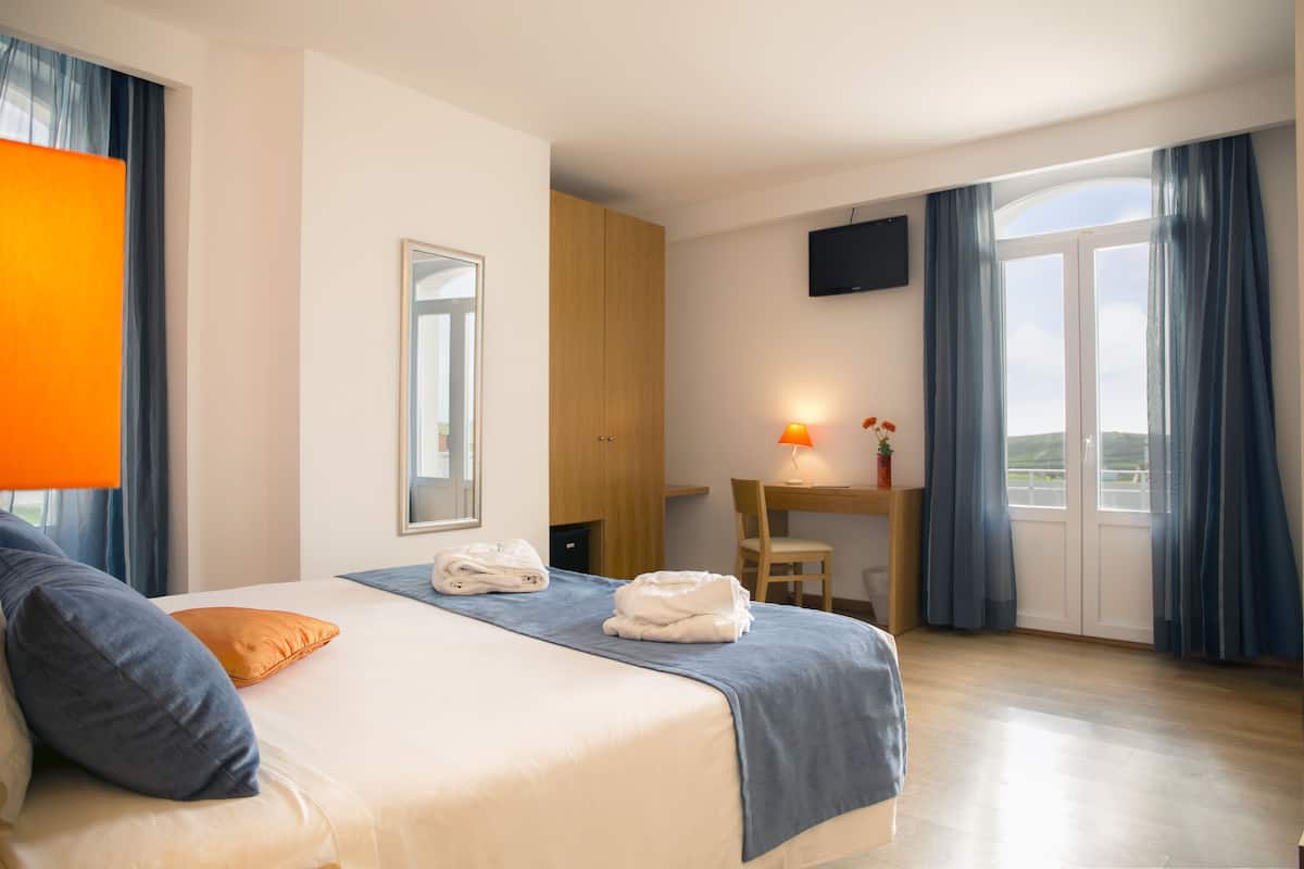 comfort double room | 1 bedroom, minibar, in-room safe, desk