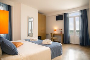 Comfort Double Room | Minibar, in-room safe, desk, blackout curtains