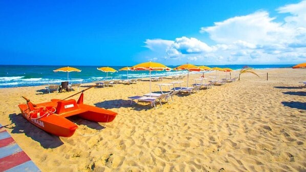 In Strandnähe, Liegestühle, Sonnenschirme, Sporttauchen