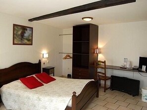 In-room safe, desk, soundproofing, cribs/infant beds - Auberge du Bord des Eaux (Mortagne-du-Nord)