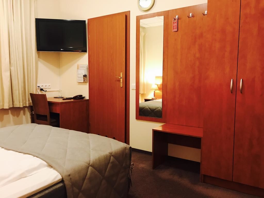 desk, blackout curtains, iron/ironing board, free wifi