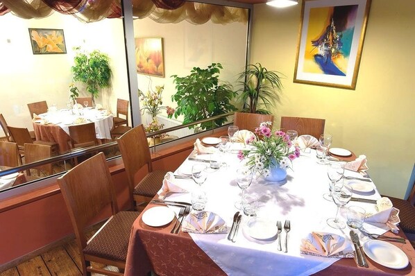 2 restaurants; breakfast, lunch, dinner and brunch served 