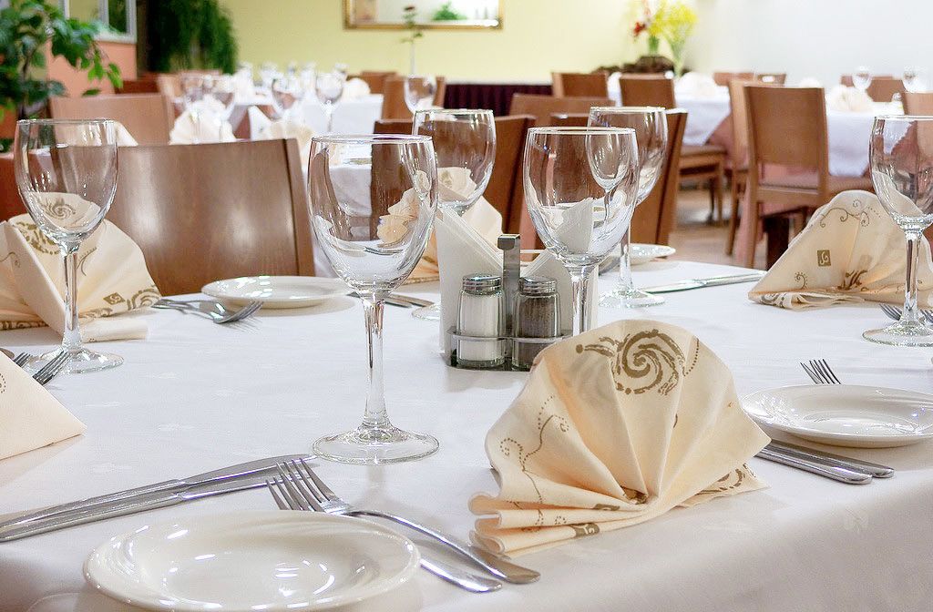 2 restaurants, breakfast served