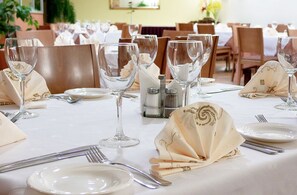 2 restaurants servant le déjeuner, le dîner, le souper et le brunch