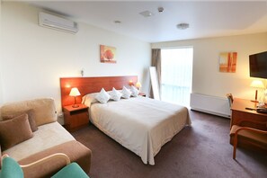 โต๊ะทำงาน, ผ้าม่านกันแสง, เตารีด/โต๊ะรีดผ้า, Wi-Fi ฟรี