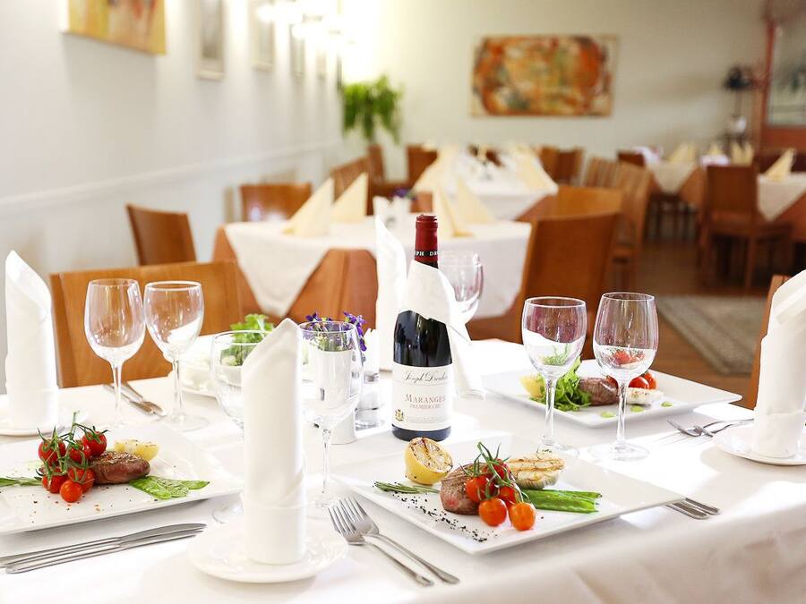 2 restaurants; breakfast, lunch, dinner, and brunch served