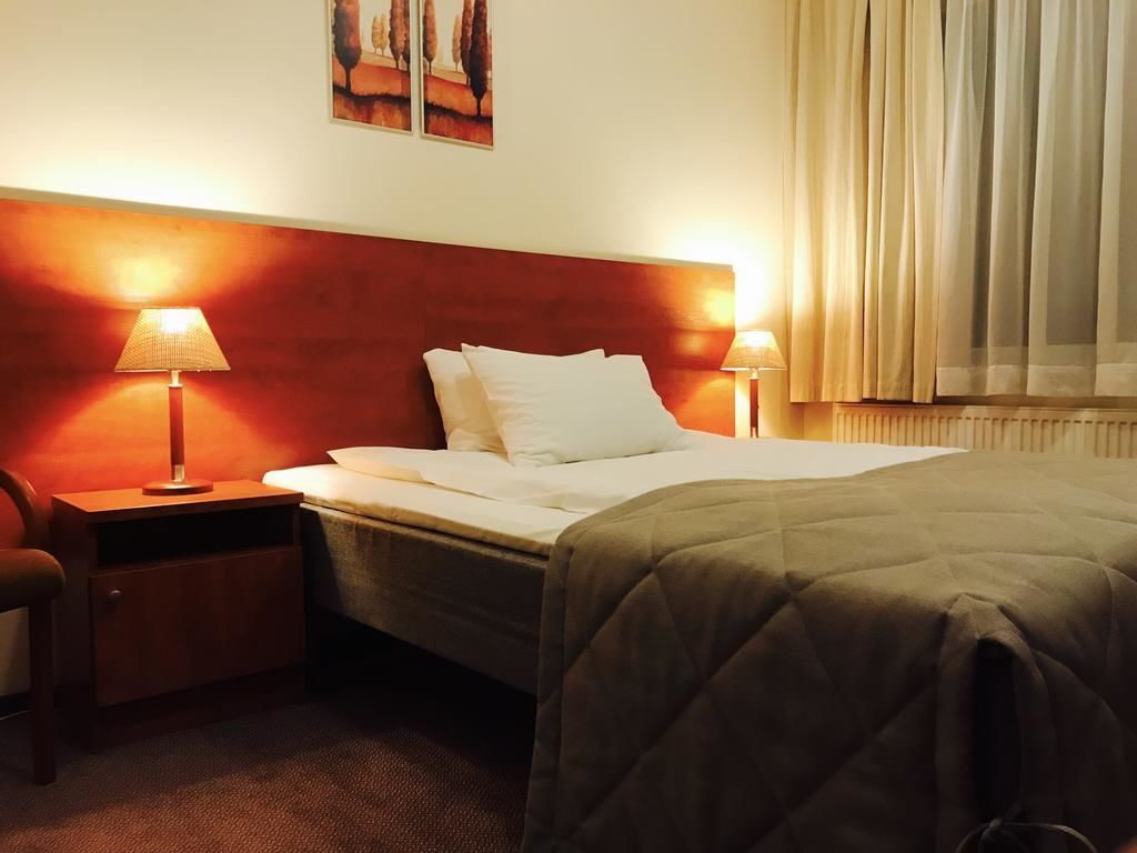 standard double or twin room | desk, blackout curtains, iron/ironing board, free wifi