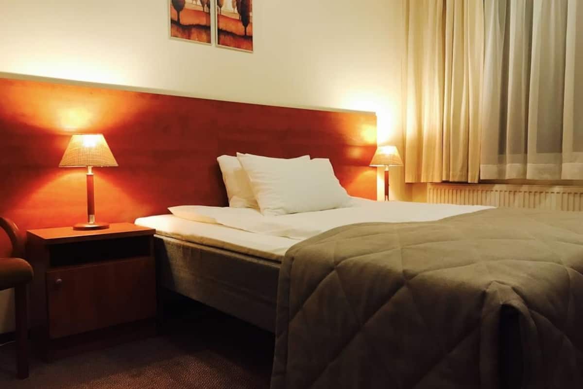 standard double or twin room | desk, blackout curtains, iron/ironing board, free wifi