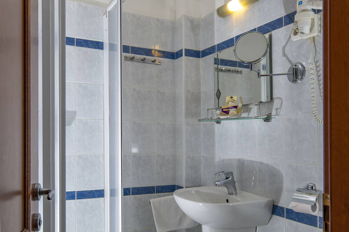 standard single room | bathroom sink