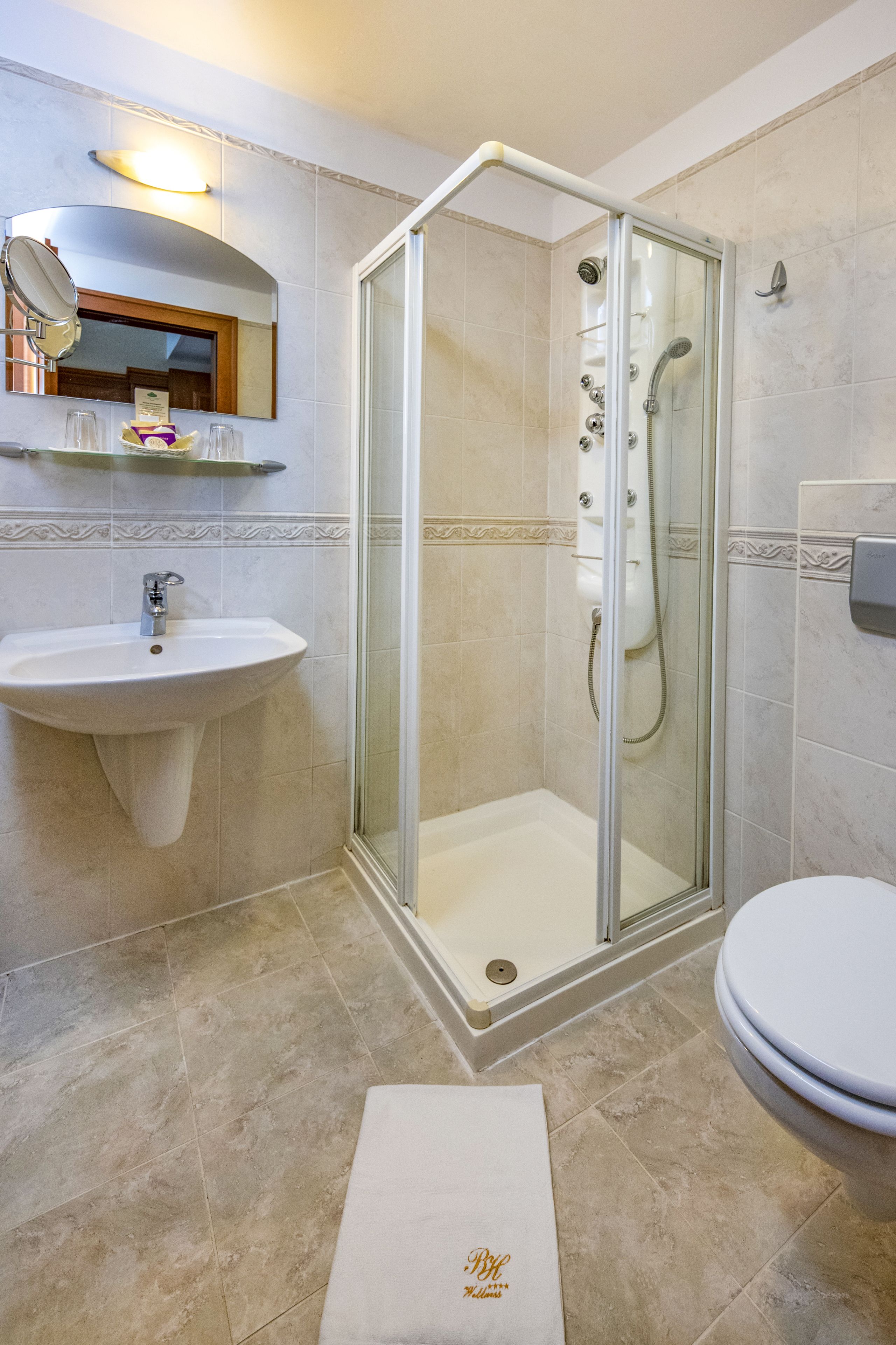 standard double or twin room | bathroom | shower, free toiletries, hair dryer, bathrobes