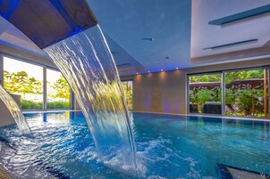 2 beltéri medence, nyitva 7:00 és 20:00 között, napozóágyak