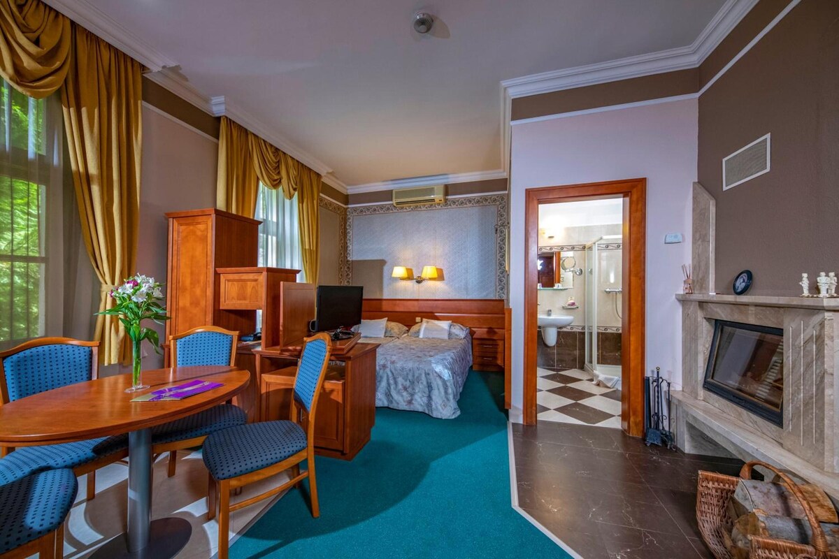Premium bedding, minibar, in-room safe, desk