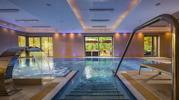 2 indendørs pools, åben fra kl. 07.00 til kl. 20.00, liggestole
