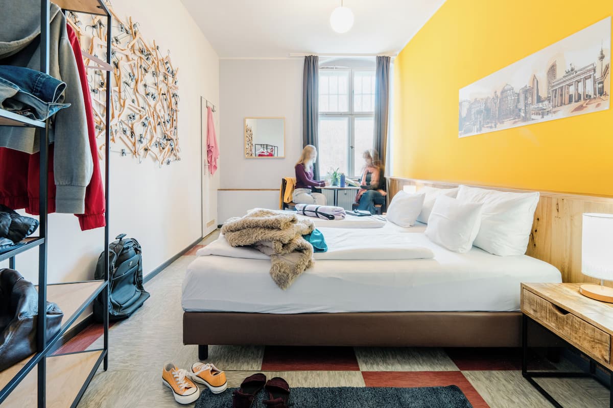 Kahden hengen huone, kylpyhuone makuuhuoneen yhteydessä | Tallelokero huoneessa, yksilöllisesti kalustettu, pimennysverhot