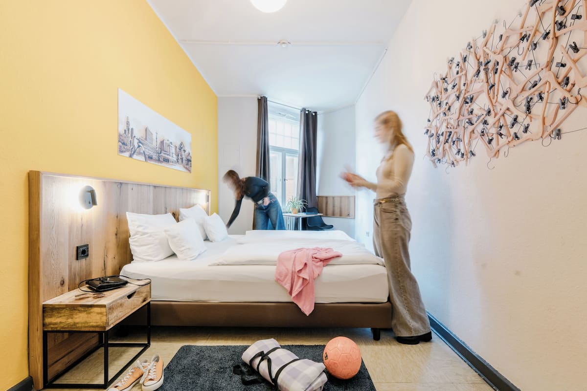 Kahden hengen huone, jaettu kylpyhuone | Tallelokero huoneessa, yksilöllisesti kalustettu, pimennysverhot