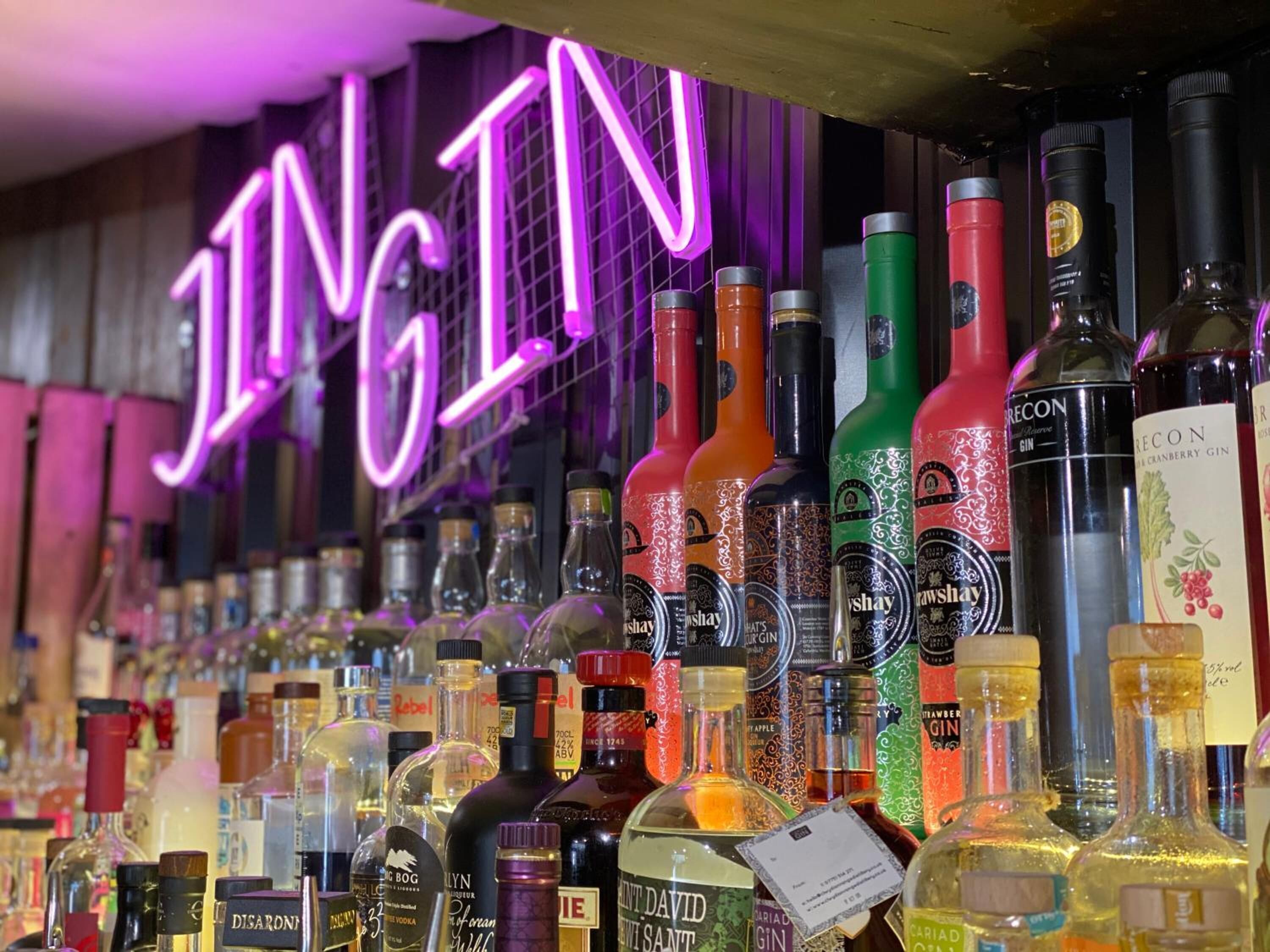 Een bar met een neonbord waarop 