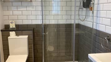 Family Suite, Ensuite | Bathroom | Hair dryer, towels
