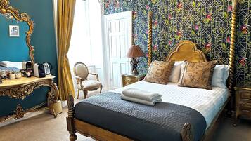 Executive Room, 1 King Bed | Desk, iron/ironing board, free WiFi