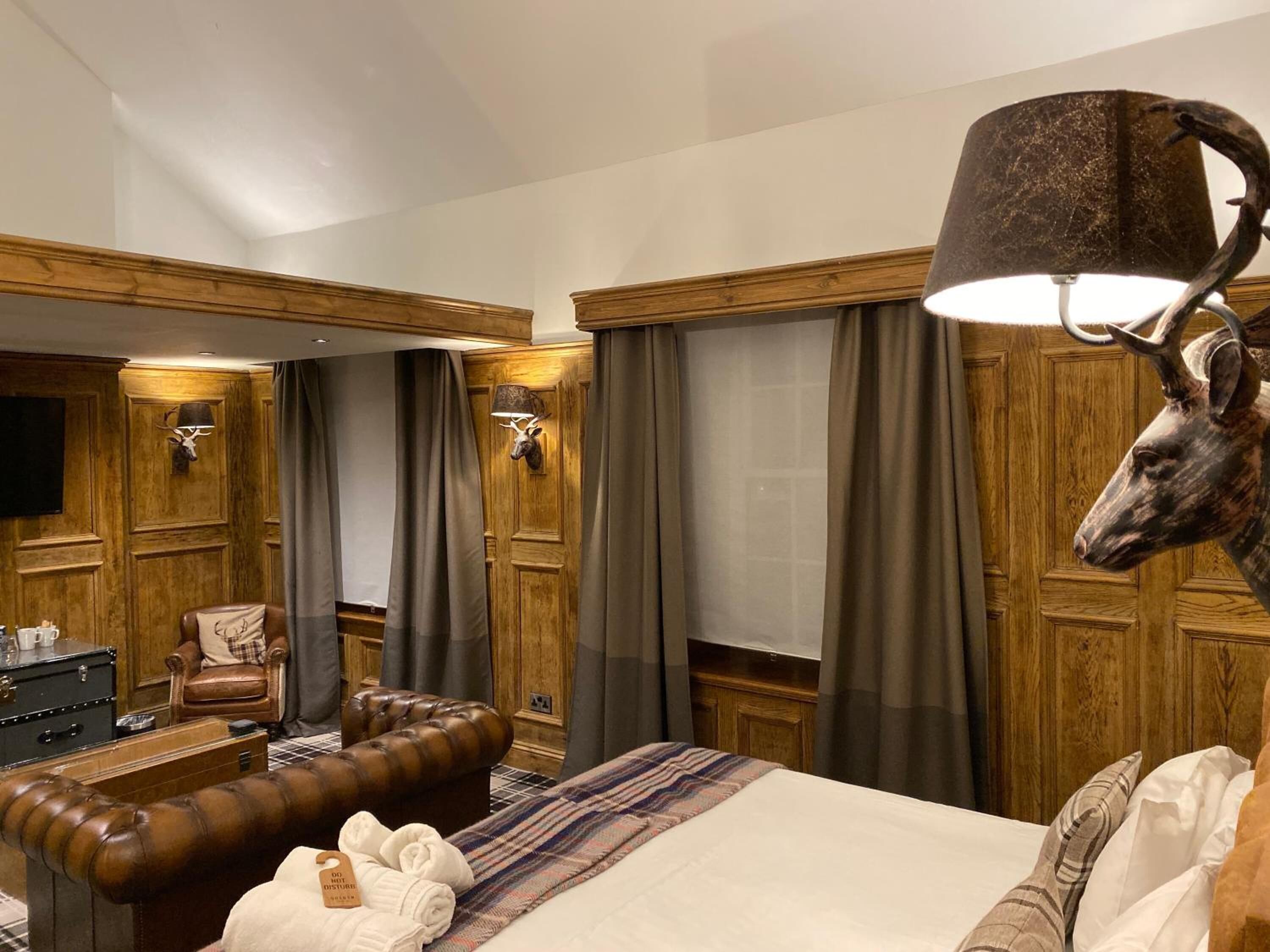 Escritorio, tabla de planchar con plancha y wifi gratis 